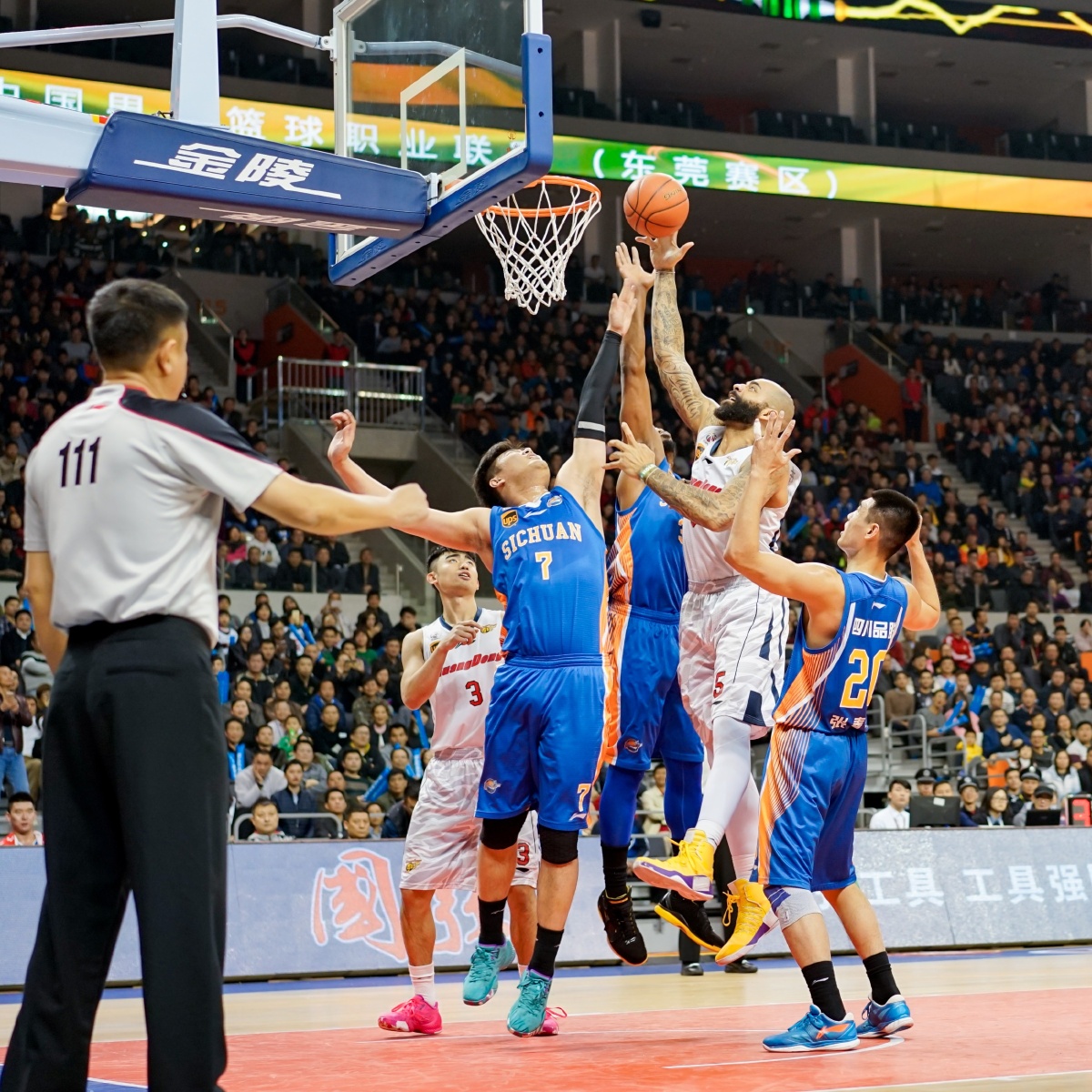 六台嘉宾：阿隆索输曼城就下课，皇马还没官宣是担心欧冠惨败（西媒六台：阿隆索若败曼城或立刻下课，皇马迟未官宣因担心欧冠惨败）