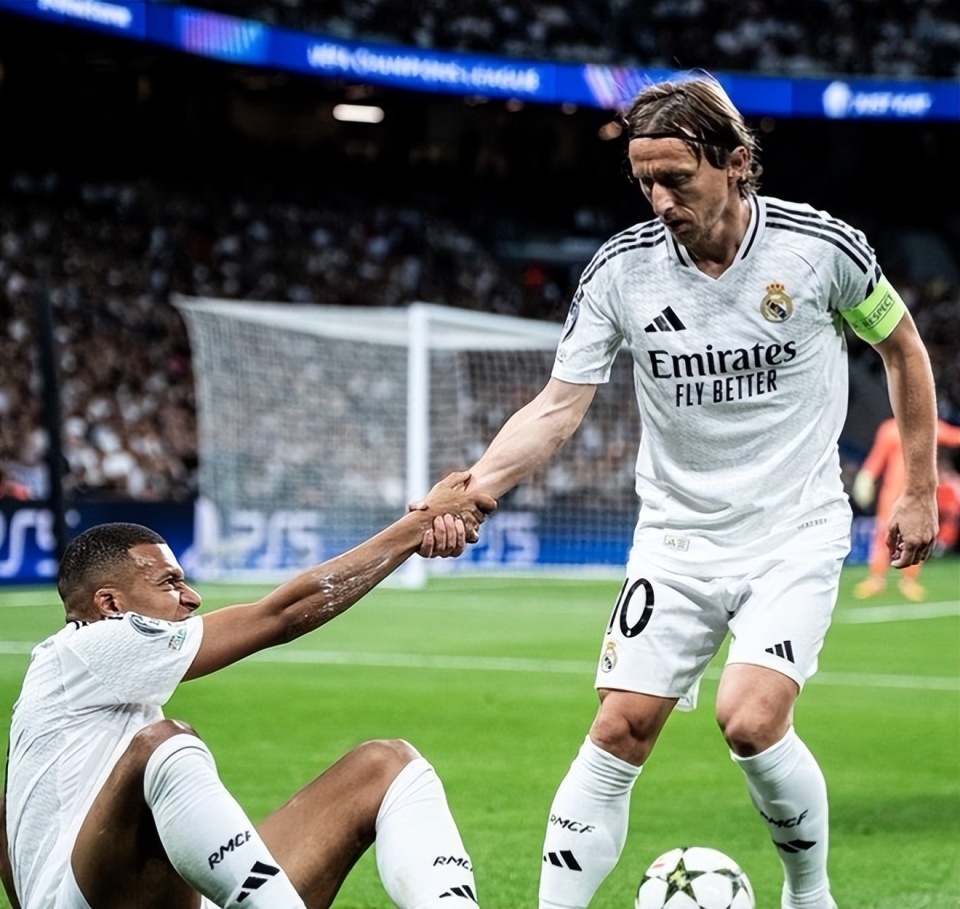 敢信吗？高诗岩追身三分打停深圳 开场三分球3中3（高诗岩追身三分逼停深圳，开局三分3投3中）